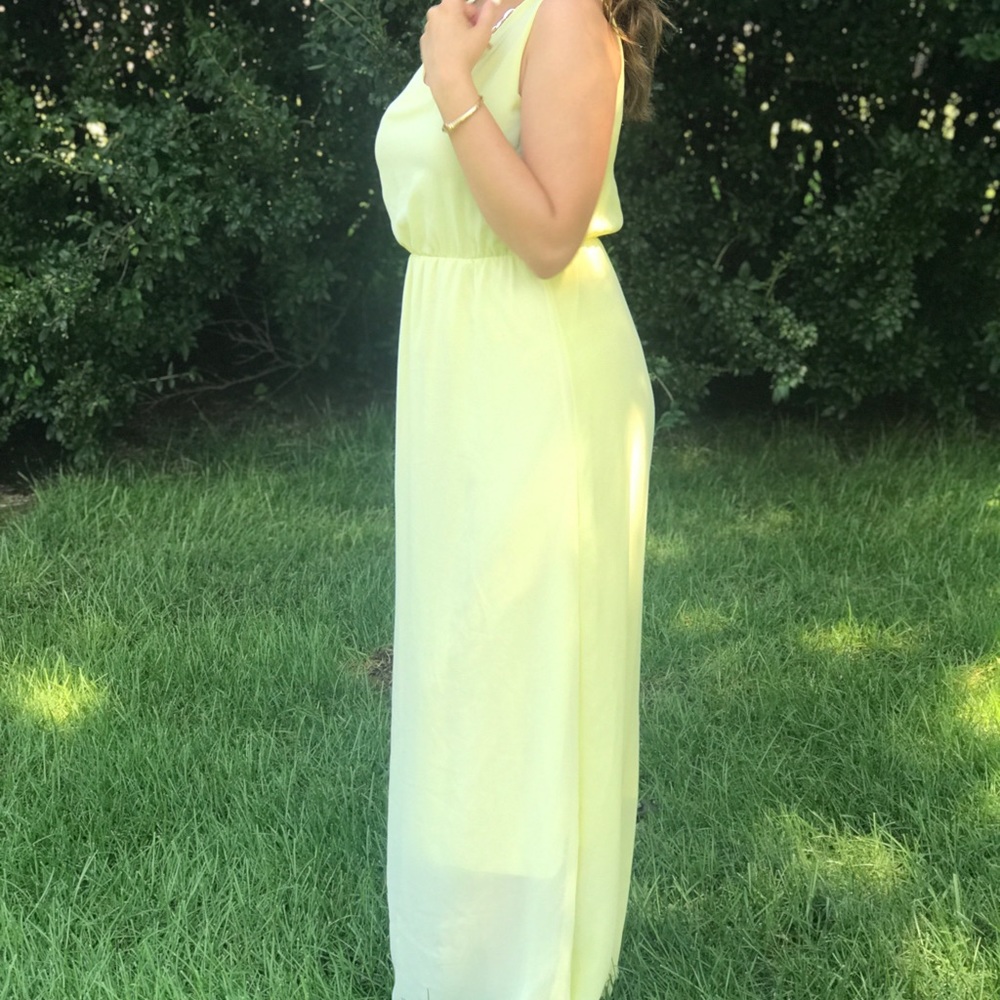 Yellow dress with necklace included. 🛒💃🏻